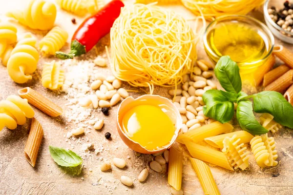 Gesunde Rohstoffe für italienische Pastasauce Carbonara — Stockfoto