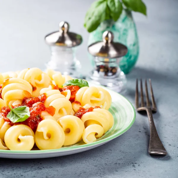 Hausgemachte Vollkornnudeln Trattole — Stockfoto