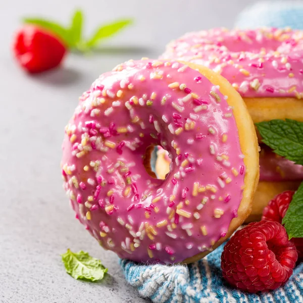 Donuts rosa no fundo cinza — Fotografia de Stock