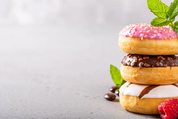 Pilha de rosquinhas coloridas — Fotografia de Stock