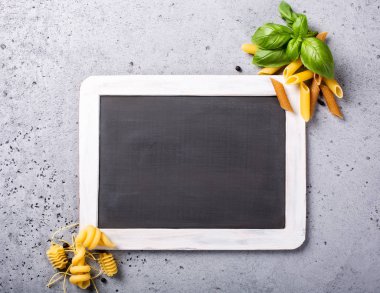 İtalyan Makarna ile siyah yazı tahtası