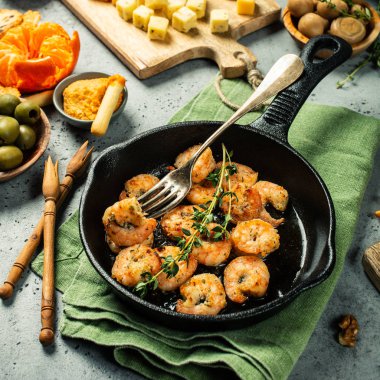 Dökme demir tava kızartma karides kavrulmuş