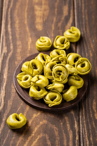 Tortellini caseiro com espinafre, queijo e ricota — Fotografia de Stock