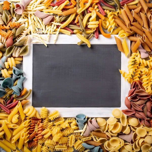 Pizarra negra con pasta italiana — Foto de Stock