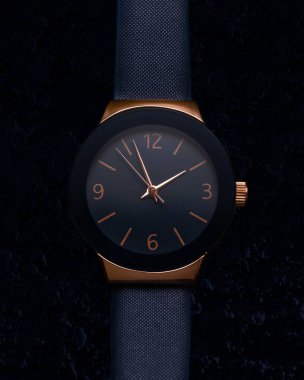 Kadın izle, altın ve mavi renk