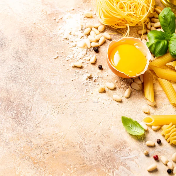 Ingredientes crus saudáveis para molho de massas italiano Carbonara — Fotografia de Stock