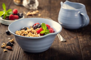 Yulaf granola çilek ve yoğurt ile