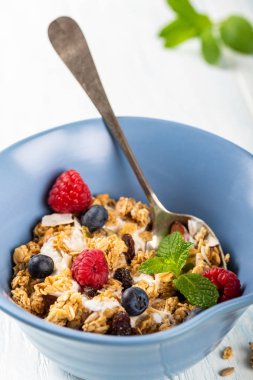 Yulaf granola çilek ve yoğurt ile