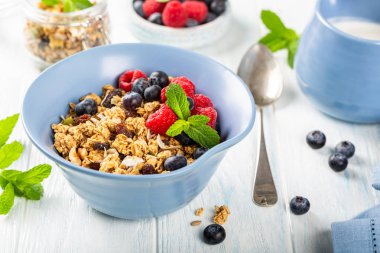 Yulaf granola çilek ve yoğurt ile