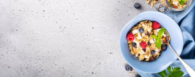 Yulaf granola çilek ve yoğurt ile