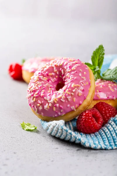 Donuts rosa no fundo cinza — Fotografia de Stock