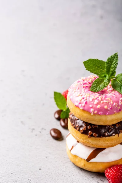 Pilha de rosquinhas coloridas — Fotografia de Stock