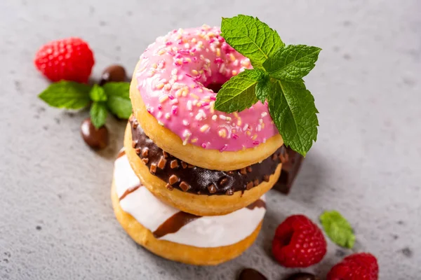 Stapel bunter Donuts — Stockfoto