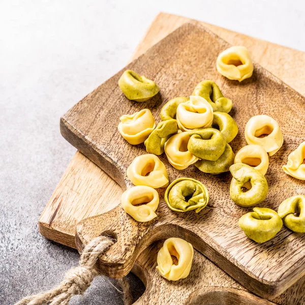 Tortellini casero con espinacas, queso y ricotta — Foto de Stock