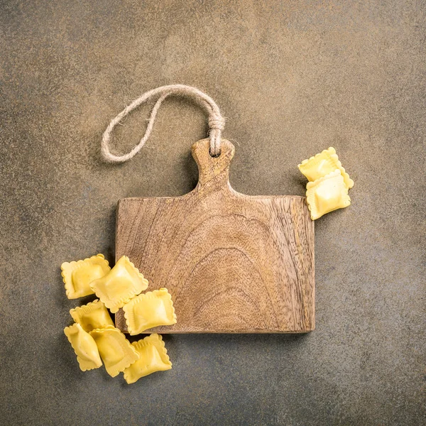 Frische hausgemachte gefüllte quadratische Nudelravioli — Stockfoto