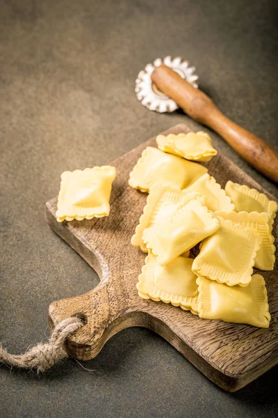 Raviolis frescos de pasta cuadrada rellenos caseros — Foto de Stock