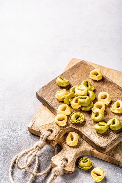 Домашний тортеллини со шпинатом, сыром и рикоттой — стоковое фото