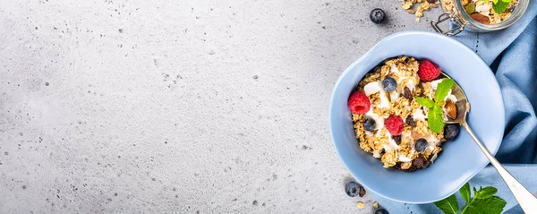 Yulaf granola çilek ve yoğurt ile — Stok fotoğraf