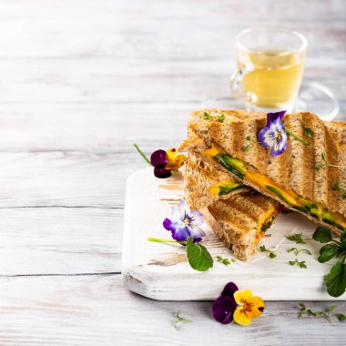 Öğle yemeği için sağlıklı avokado tost