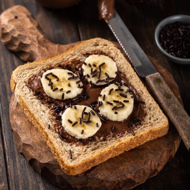Çikolata ve muz ile lezzetli açık sandviç