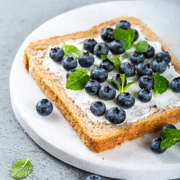 Sandwich with goat cheese and blueberries — Stock Photo, Image