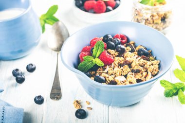 Yulaf granola çilek ve yoğurt ile
