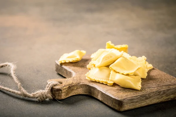 Verse zelfgemaakte vierkante pasta ravioli gevuld — Stockfoto