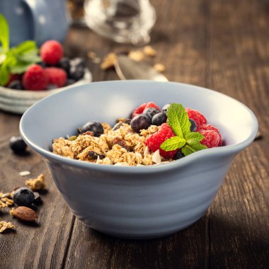 Yulaf granola çilek ve yoğurt ile