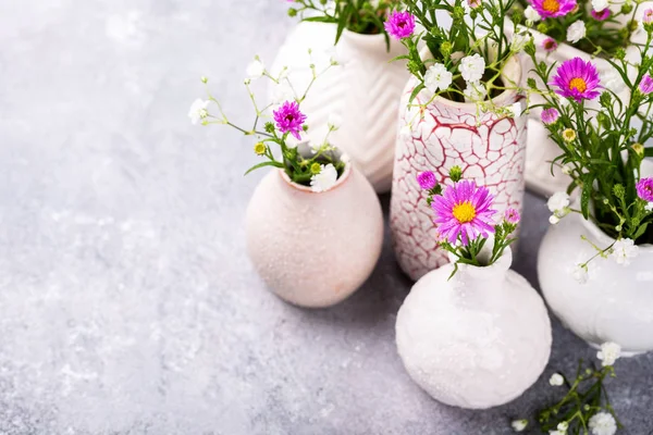 Vase avec de belles fleurs sur la table lumineuse — Photo