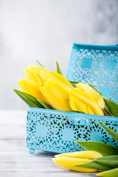 Gele tulpen in blauwe metalen doos — Stockfoto