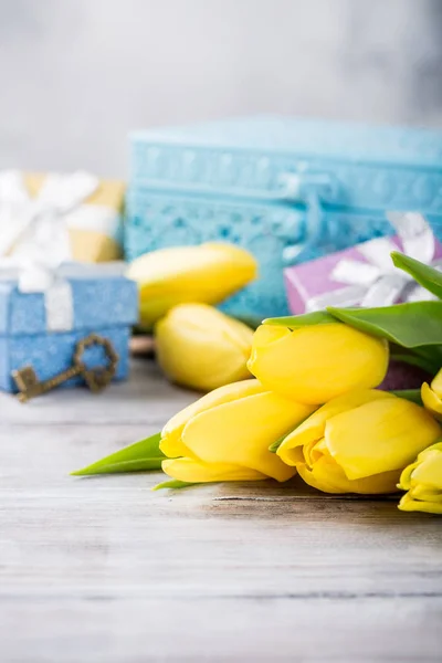 Gele tulpen in blauwe metalen doos — Stockfoto