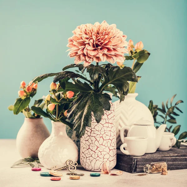 Vaso con bellissimi fiori di crisantemo su tavolo leggero — Foto Stock