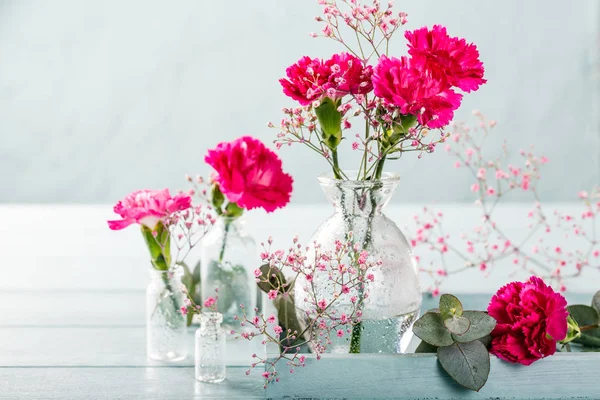 Ramo de clavel rosa sobre fondo de madera turquesa claro —  Fotos de Stock