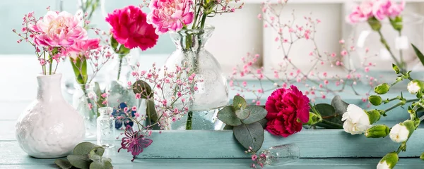浅绿色木制背景的粉红色康乃馨花束 — 图库照片