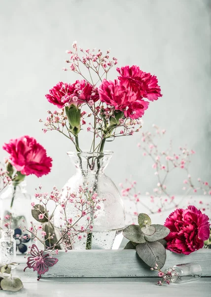 Kytice růžové karafiáty na světle tyrkysové dřevěné pozadí — Stock fotografie