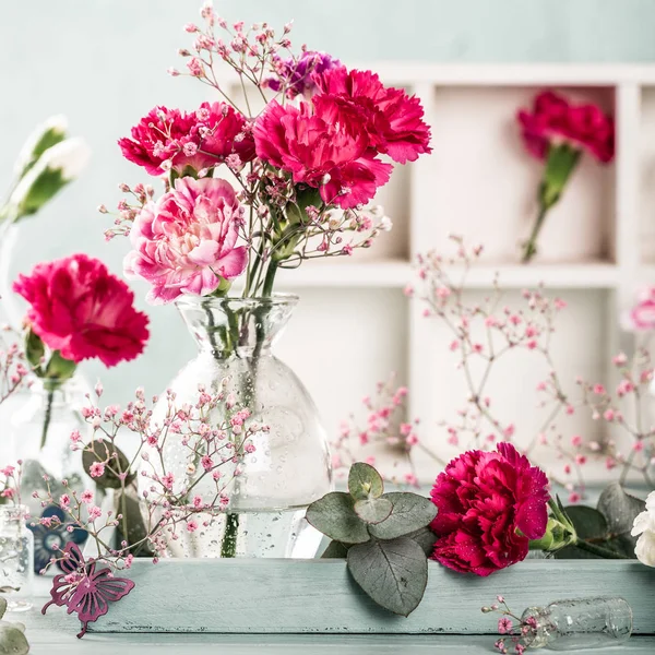 Ramo de clavel rosa sobre fondo de madera turquesa claro —  Fotos de Stock