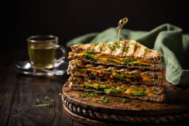 Öğle yemeği için sağlıklı avokado tost