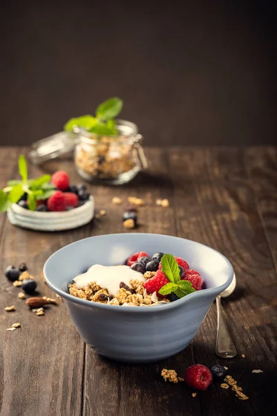 Haver muesli met bessen en yoghurt — Stockfoto