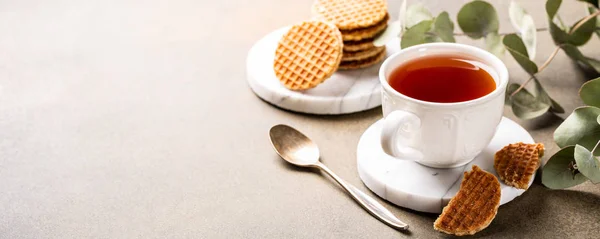 Tasse Tee mit Sirupwaffeln Kekse — Stockfoto