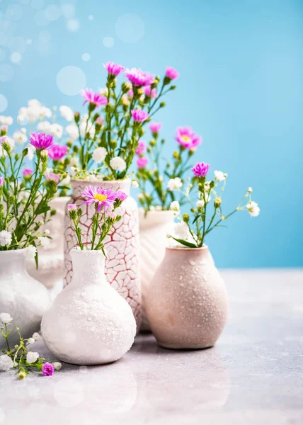 Vase avec de belles fleurs sur la table lumineuse — Photo