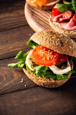 Taze domatesli İtalyan Caprese sandviçleri, mozzarella peyniri.