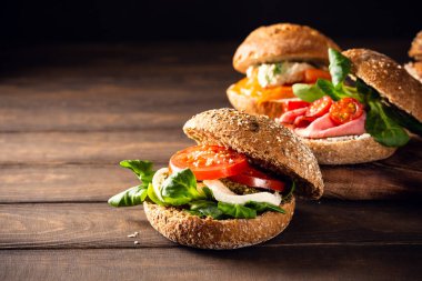 Taze domatesli İtalyan Caprese sandviçleri, mozzarella peyniri.