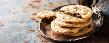 Çikolata parçacıklı kurabiye.