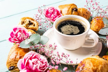 Mini taze kruvasan çörek ve kahve