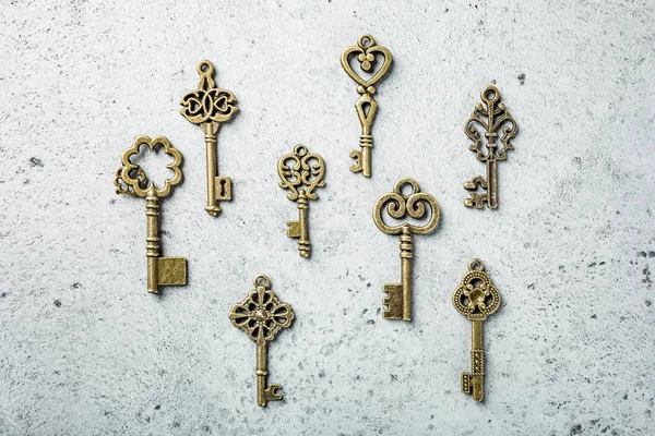 Накладные съемки многих различных старых ключей — стоковое фото