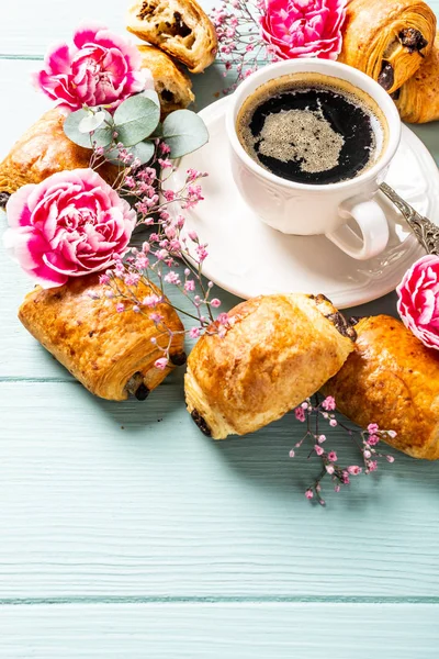 Desayuno con mini bollo cruasanes frescos con chocolate y taza de café —  Fotos de Stock