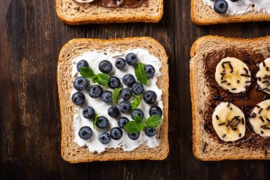 Çikolata ve muz ile lezzetli açık sandviç