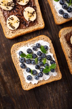 Çikolata ve muz ile lezzetli açık sandviç