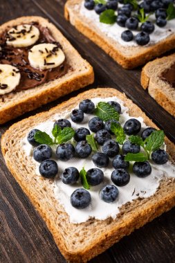 Çikolata ve muz ile lezzetli açık sandviç