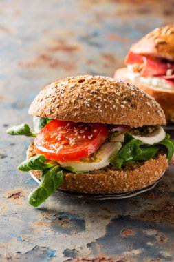 Taze domatesli İtalyan Caprese sandviçleri, mozzarella peyniri.